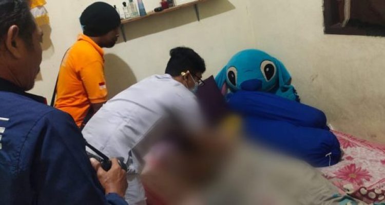 Ket poto: korban dinyatakan meninggal dunia setelah gantung diri dikamar rumahnya