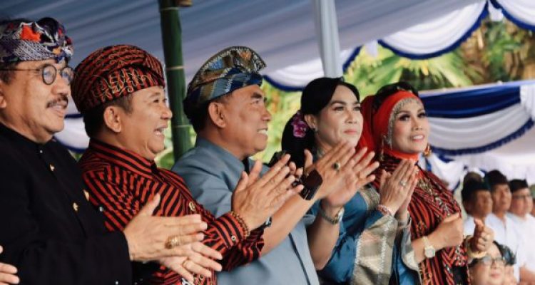Ket poto: Poto bersama Bupati Jembrana,Wakil Gubernur Bali,Bupati Jember dan Forkopimda Jembrana Ket poto: Poto bersama Bupati Jembrana,Wakil Gubernur Bali,Bupati Jember dan Forkopimda Jembrana