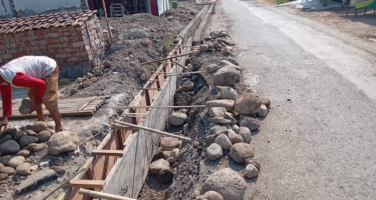 Ket poto: proyek ini dikeluhkan warga