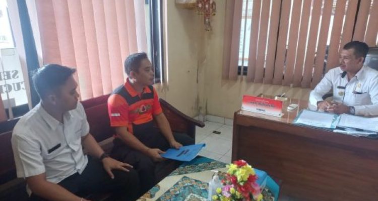 Ket poto: Petugas BPBD melakukan pendataan di kecamatan