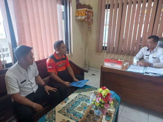 Ket poto: Petugas BPBD melakukan pendataan di kecamatan