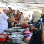 Ket poto: Bupati Jembrana sambangi pedagang ikan saat launching relokasi pedagang di area parkiran Pemkab Jembrana