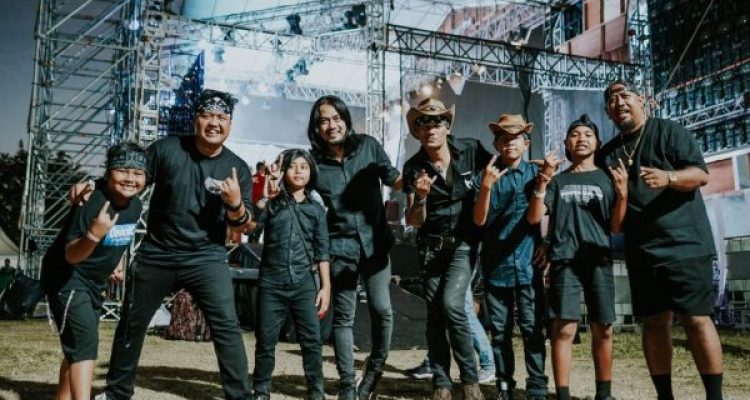 Ket poto: band cilik Roxx Kids asal Jembrana bersama Lolot Band Ket poto: band cilik Roxx Kids asal Jembrana bersama Lolot Band