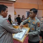 Ket poto: Kapolres Jembrana AKBP Dewa Gde Juliana terima piagam penghargaan Polres Terbaik setiap Polda dalam Pelaksanaan Quick Wins Presisi 2022/2023