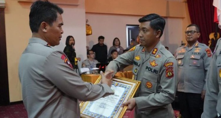 Ket poto: Kapolres Jembrana AKBP Dewa Gde Juliana terima piagam penghargaan Polres Terbaik setiap Polda dalam Pelaksanaan Quick Wins Presisi 2022/2023