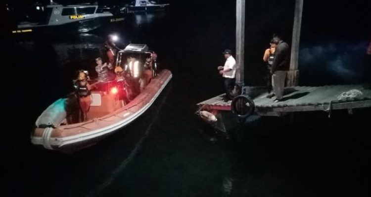 Ket poto: Tim gabungan melakukan pencarian korban tercebur dari KMP Pratita kemarin pada hari Senin (7/8/2023)