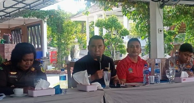 Ket poto: Bupati Jembrana I Nengah Tamba didampingi Wakil Bupati I Gede Ngurah Patriana Krisna bersama Forkopimda Jembbrana saat jumpa pers terkait HUT Kota Negara