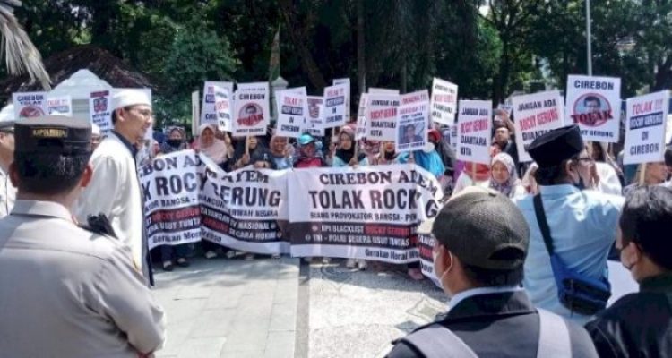 Ket poto: Warga Cirebon datangi Kantor Bupati mendesak pemerintah daerah menolak kehadiran Rocky Gerung ke Kota Cirebon Jawa Barat