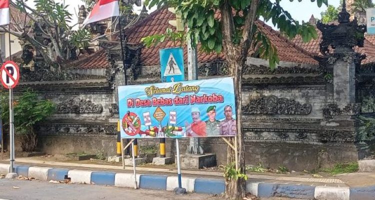 Ket poto: Spanduk lomba Desa Bebas dari Narkoba di samping Gapura masuk Desa Batugaung