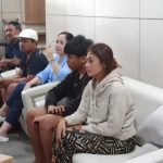 Ket poto: Istri korban beserta anaknya menunggu pencarian suaminya di Kantor ASDP Gilimanuk
