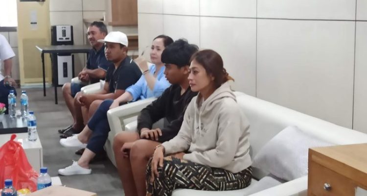 Ket poto: Istri korban beserta anaknya menunggu pencarian suaminya di Kantor ASDP Gilimanuk