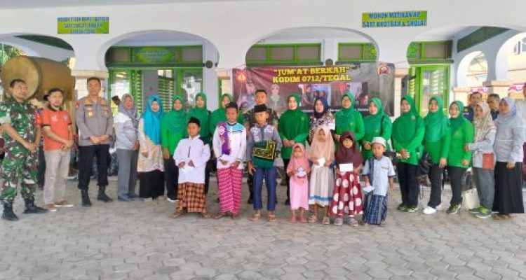 Ket poto: Dandim Tegal bersama anak yatim di Desa Kedungkelor.