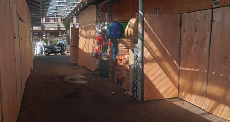 Ket poto: Salah satu pedagang Pasar Umum Negara mulai berjualan di tempat relokasi di areal parkir Pemkab Jembrana