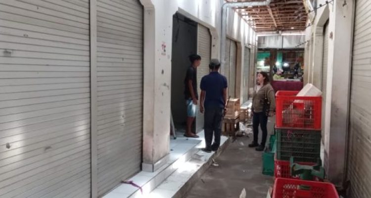 Ket poto: Para pedagang Pasar Umum Negara sudah mulai membongkar kiosnya