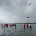 Ket poto: Warga dan petugas melakukan apel 17 Agustus ditengah laut