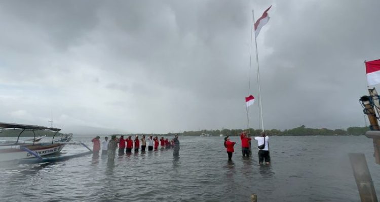 Ket poto: Warga dan petugas melakukan apel 17 Agustus ditengah laut