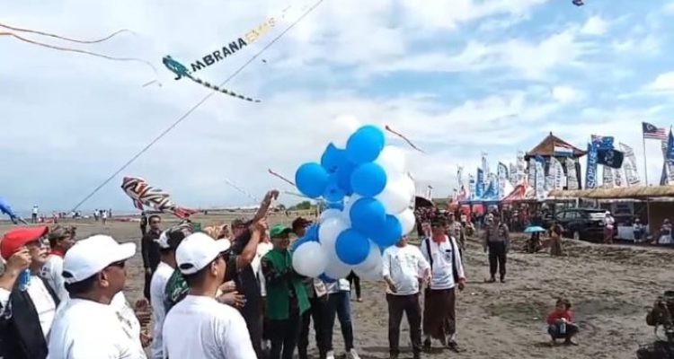 Ket poto: Bupati Jembrana I Nengah Tamba buka Festival Layang-layang Internasional