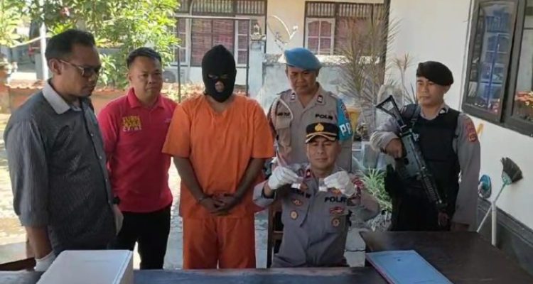 Ket poto: seorang pelajar di gilimanuk berhasil ditangkap kedapatan nyimpan ratusan pil koplo