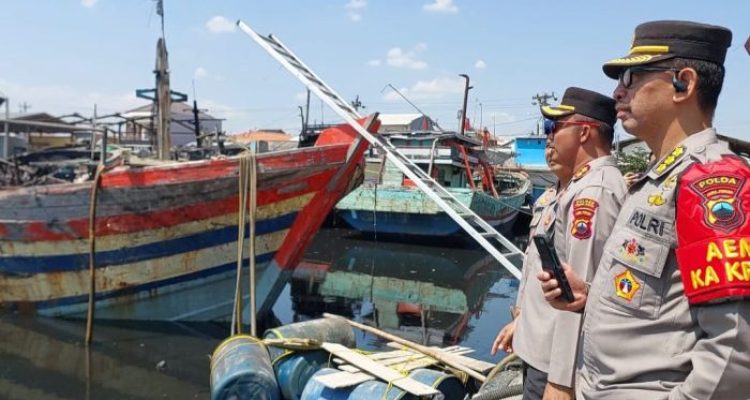 Ket poto: Kapolda tinjau kebakaran kapal di PPP Tegalsari