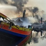 Ket poto: Kebakaran kapal nelayan yang terjadi sejak Senin pukul 18.30 WIB di Pelabuhan Perikanan Pantai (PPP) Tegalsari Kota Tegal