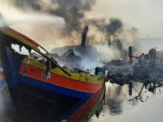 Ket poto: Kebakaran kapal nelayan yang terjadi sejak Senin pukul 18.30 WIB di Pelabuhan Perikanan Pantai (PPP) Tegalsari Kota Tegal