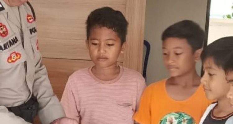 Ket poto: 4 anak-anak asal Jembrana saat menyerahkan temuan mereka ke Polsekta Jembrana