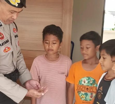 Ket poto: 4 anak-anak asal Jembrana saat menyerahkan temuan mereka ke Polsekta Jembrana