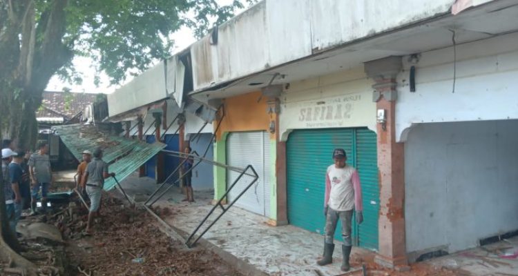 Ket poto: pembongkaran bangunan Pasar Umum Negara dimulai