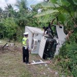 Ket poto: Truk Box Terguling di Sumbersari