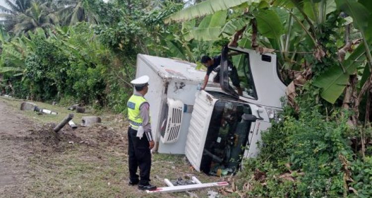Ket poto: Truk Box Terguling di Sumbersari
