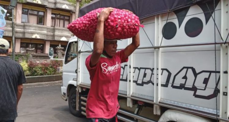 Ket poto: tukang pikul (tukang gendong) bernama I Ketut Sugiarta