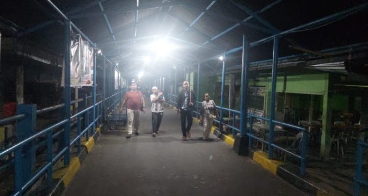 Ket poto: Pelaku dijemput Polsek Nongsa Ket poto: Pelaku dijemput Polsek Nongsa