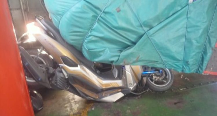 Ket poto: salah satu sepeda motor penumpang kapal ditimpa truk roboh Ket poto: salah satu sepeda motor penumpang kapal ditimpa truk roboh