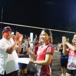 Bupati Jembrana I Nengah Tamba menyerahkan piagam dan Piala Mentri Kepada Juara Cabor Olahraga Bola Voli Putri yang dimenangkan oleh Tim Voli Putri Kecamatan Melaya