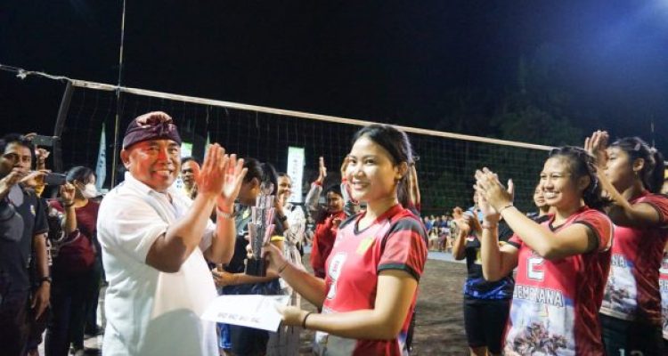Bupati Jembrana I Nengah Tamba menyerahkan piagam dan Piala Mentri Kepada Juara Cabor Olahraga Bola Voli Putri yang dimenangkan oleh Tim Voli Putri Kecamatan Melaya