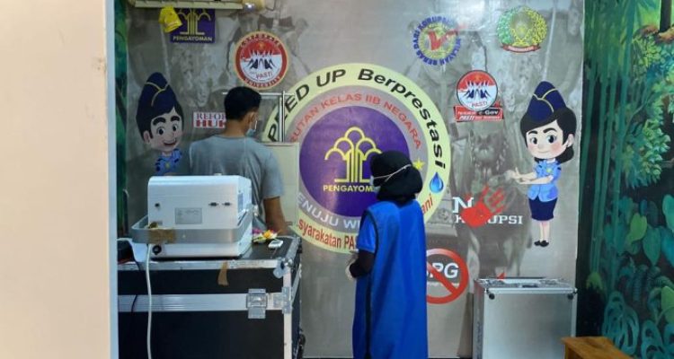 Ket poto: salah satu WBP melakukan skrining TBC