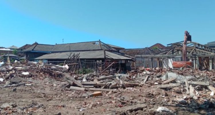 Ket poto: proses pembokaran bangunan Pasar Umum Negara