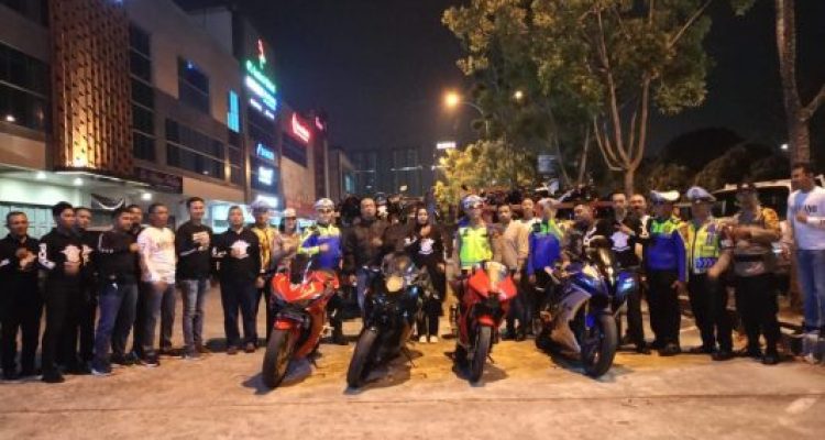 Ket poto: Petugas kepolisian mengamankan pelaku trak-trekan dan kenalpot brong