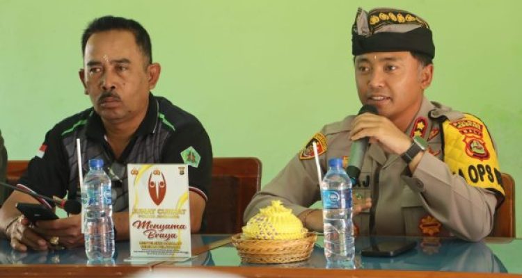 Ket poto: Kapolres Jembrana didampingi Perbekel Baluk Ket poto: Kapolres Jembrana didampingi Perbekel Baluk