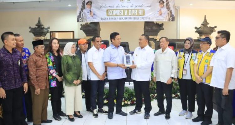 Keterangan foto : Bupati jembrana saat menerima kunjungan spesifik komisi V DPR RI disertai kunjungan lapangan kelokasi pembongkaran  pasar umum negara bersama Kementerian PU dan Perumahan Rakyat.