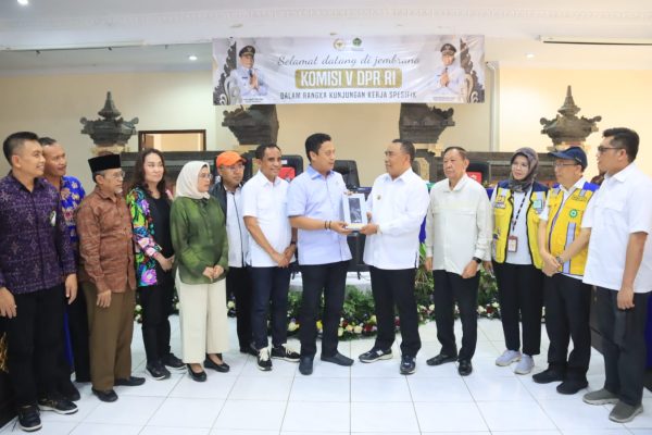 Keterangan foto : Bupati jembrana saat menerima kunjungan spesifik komisi V DPR RI disertai kunjungan lapangan kelokasi pembongkaran  pasar umum negara bersama Kementerian PU dan Perumahan Rakyat.