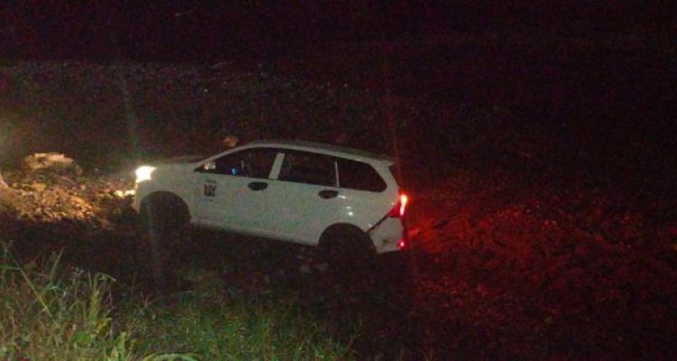 Ket poto: mobil Xenia masuk sungai Bilukpoh diduga sopirnya mengantuk