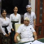 Ket poto: Bupati Jembrana I Nengah Tamba bersama siswa SMPN 1 Negara yang meraih prestasi di ajang Olimpiada