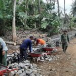 Ket poto: pelaksanaan TMMD di Banjar Pebuahan dibantu warga setempat Ket poto: pelaksanaan TMMD di Banjar Pebuahan dibantu warga setempat