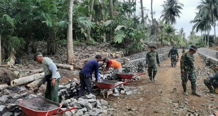 Ket poto: pelaksanaan TMMD di Banjar Pebuahan dibantu warga setempat