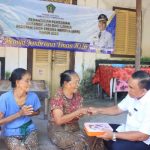 Keterangn foto : Bupati saat memantau penyaluran makanan siap saji lansia di Desa Batuagung dan Kelurahan Dauhwaru