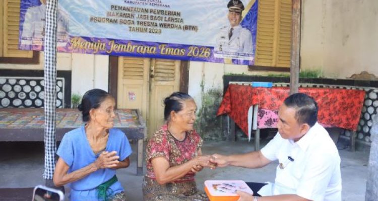 Keterangn foto : Bupati saat memantau penyaluran makanan siap saji lansia di Desa Batuagung dan Kelurahan Dauhwaru