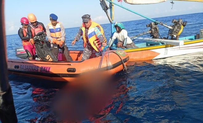 Ket poto: korban dievakuasi oleh Tim Gabungan