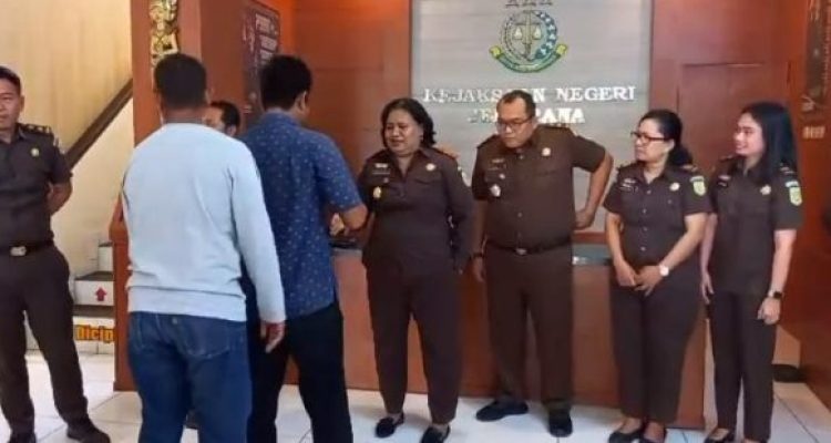Ket poto: tersangka pemukulan diberikan RJ setelah saling memaafkan