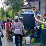Ket poto: Kapolres Jembrana AKBP I Dewa Gde Juliana saat menyalurkan bantuan air bersih di penampungan air warga